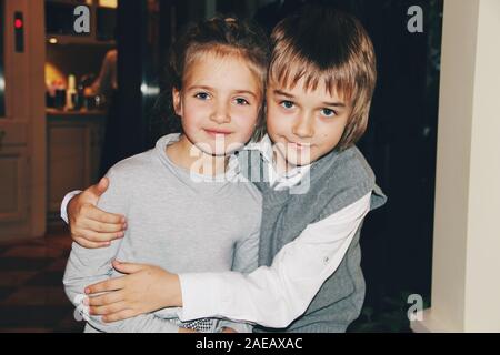 Portrait de petite fille et garçon de race blanche dans les tenues de serrant. Cute amis ou frère et soeur ressemble à la maison de rêve. Enfance heureuse, l'art, Banque D'Images