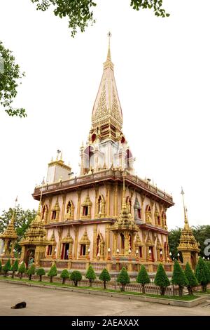 Temple de la couleur d'or. Le temple est décoré de statues en or. Les petits conifères poussent autour du temple. Phuket, Thaïlande Banque D'Images