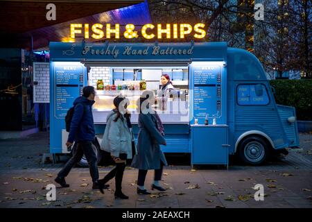 Londres, Marché de Noël sur la Tamise, le Festival d'hiver à Southbank Centre, London Eye (grande roue, Fish & Chips, Booth, Promenade le long de la rivière, Banque D'Images