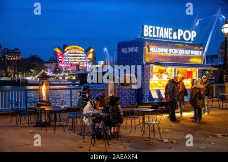 Londres, Marché de Noël sur la Tamise, le Festival d'hiver à Southbank Centre, London Eye (grande roue, Promenade le long de la rivière, Banque D'Images