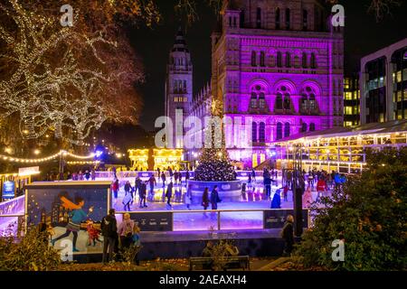 Patinoire au Musée d'Histoire Naturelle, la saison de Noël à Londres, Banque D'Images