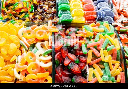 Vue rapprochée d'un assortiment de bonbons colorés gelée de forme différente sur le marché à Istanbul, Turquie Banque D'Images