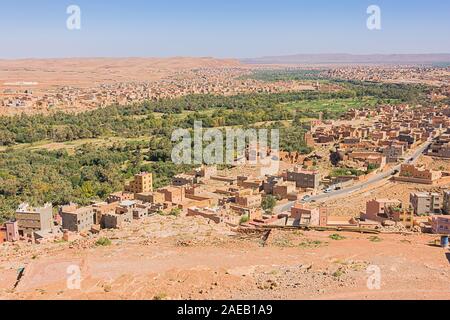 La vallée de l'Oued Todgha à Tinghir le long de l'Oued Banque D'Images