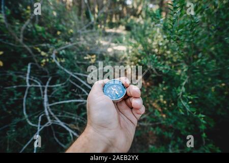 Pour s'y retrouver dans la nature avec une boussole, à la recherche de la bonne direction. Banque D'Images