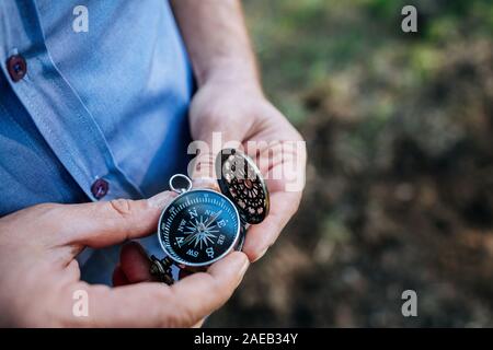 Pour s'y retrouver dans la nature avec une boussole, à la recherche de la bonne direction. Banque D'Images