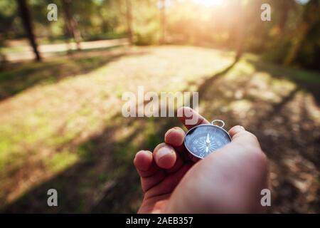 Pour s'y retrouver dans la nature avec une boussole, à la recherche de la bonne direction. Banque D'Images