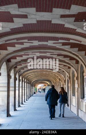 Arcade à la Place des Vosges à Paris - France Banque D'Images