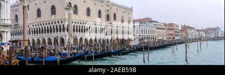 Venise, Italie - 12 octobre 2019 : les touristes non identifiés dans les rues de Venise, Italie. On estime que 25 millions de touristes visiter Venise chaque ye Banque D'Images