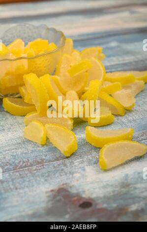 Tranches de citron marmelade sur fond de bois. Dessert sucré. Close up Banque D'Images