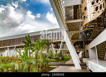 Le nouveau bâtiment de l'aéroport de Menara avec son superbe design architectural.Marrakech est la destination touristique la plus populaire au Maroc. Banque D'Images