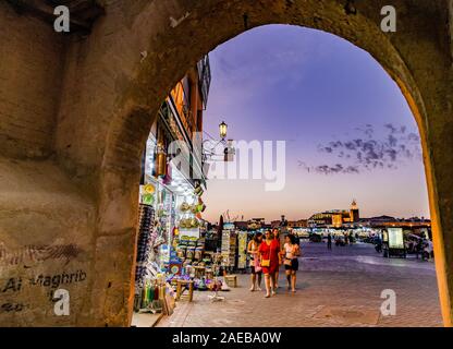 Lumières de la nuit à l'UNESCO World Heritage Place Jamaa El Fna ou la place Jemaa el-Fnaa ou place Djema el-Fna place du marché dans la médina de Marrakech.Maroc Banque D'Images