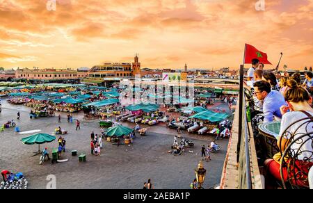 La place animée au coucher du soleil à l'UNESCO World Heritage Place Jamaa El Fna ou la place Jemaa el-Fnaa ou place Djema el-Fna place du marché dans la Medina de Marrakech,Maroc.. Banque D'Images