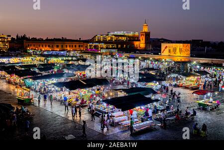 La place animée au coucher du soleil à l'UNESCO World Heritage Place Jamaa el Fna place du marché dans la médina de Marrakech,Maroc.vendeurs, artistes et touristes. Banque D'Images