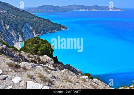 Les magnifiques couleurs de la mer turquoise dans la baie par Plage de Myrtos, mettant en vedette dans le film '2001 CAPITAINE CORELLI'S MANDOLIN'. Banque D'Images