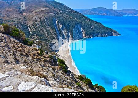 Les magnifiques couleurs de la mer turquoise dans la baie par Plage de Myrtos, mettant en vedette dans le film '2001 CAPITAINE CORELLI'S MANDOLIN'. Banque D'Images