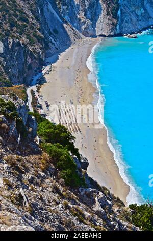 Les magnifiques couleurs de la mer turquoise dans la baie par Plage de Myrtos, mettant en vedette dans le film '2001 CAPITAINE CORELLI'S MANDOLIN'. Banque D'Images