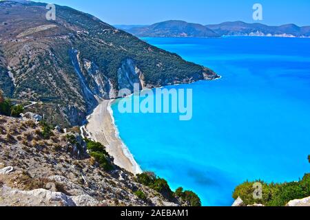 Les magnifiques couleurs de la mer turquoise dans la baie par Plage de Myrtos, mettant en vedette dans le film '2001 CAPITAINE CORELLI'S MANDOLIN'. Banque D'Images