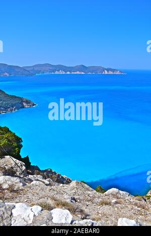 Les magnifiques couleurs de la mer turquoise dans la baie par Plage de Myrtos, mettant en vedette dans le film '2001 CAPITAINE CORELLI'S MANDOLIN'. Banque D'Images