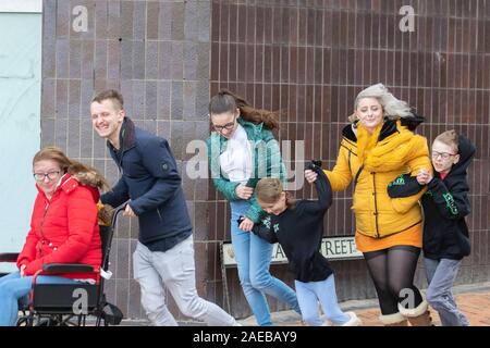 Blackpool, Royaume-Uni. Le 08 mai 2019. Très humide et venteux de commencer la journée à Blackpool en prévision du Met Office de vent sévères à la côte comme frappeur Atiyah tempête apporte le chaos à la côte ouest du Royaume-Uni. Credit : MediaWorldImages/Alamy Live News Banque D'Images