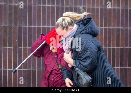 Blackpool, Royaume-Uni. Le 08 mai 2019. Très humide et venteux de commencer la journée à Blackpool en prévision du Met Office de vent sévères à la côte comme frappeur Atiyah tempête apporte le chaos à la côte ouest du Royaume-Uni. Credit : MediaWorldImages/Alamy Live News Banque D'Images