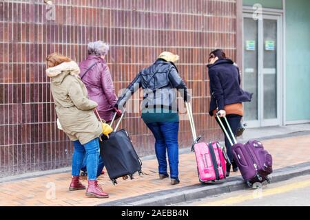 Blackpool, Royaume-Uni. Le 08 mai 2019. Très humide et venteux de commencer la journée à Blackpool en prévision du Met Office de vent sévères à la côte comme frappeur Atiyah tempête apporte le chaos à la côte ouest du Royaume-Uni. Credit : MediaWorldImages/Alamy Live News Banque D'Images