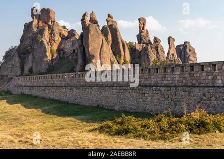 BELOGRADCHIK, BULGARIE - 19 octobre 2019 : vue du coucher de ruines de la forteresse de Belogradchik médiéval appelé Kaleto, Région de Vidin, Bulgarie Banque D'Images