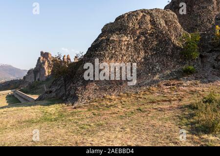 BELOGRADCHIK, BULGARIE - 19 octobre 2019 : vue du coucher de ruines de la forteresse de Belogradchik médiéval appelé Kaleto, Région de Vidin, Bulgarie Banque D'Images