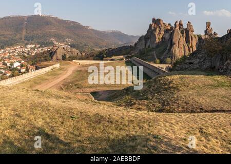 BELOGRADCHIK, BULGARIE - 19 octobre 2019 : vue du coucher de ruines de la forteresse de Belogradchik médiéval appelé Kaleto, Région de Vidin, Bulgarie Banque D'Images