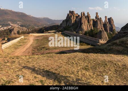 BELOGRADCHIK, BULGARIE - 19 octobre 2019 : vue du coucher de ruines de la forteresse de Belogradchik médiéval appelé Kaleto, Région de Vidin, Bulgarie Banque D'Images