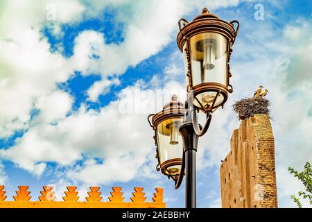 Nid de cigognes et vieux lampadaires la médina de Marrakech,Maroc. Banque D'Images