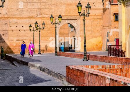 Les gens dans la vieille ville de Marrakech marche chez les grands anciens remparts et bâtiments historiques. Banque D'Images