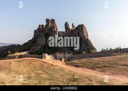 BELOGRADCHIK, BULGARIE - 19 octobre 2019 : vue du coucher de ruines de la forteresse de Belogradchik médiéval appelé Kaleto, Région de Vidin, Bulgarie Banque D'Images