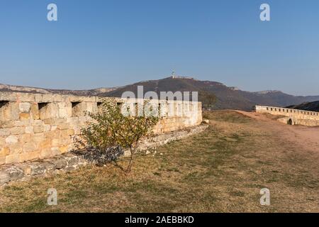 BELOGRADCHIK, BULGARIE - 19 octobre 2019 : vue du coucher de ruines de la forteresse de Belogradchik médiéval appelé Kaleto, Région de Vidin, Bulgarie Banque D'Images