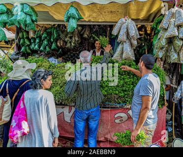 La source d'un thé à la menthe traditionnel marocain.Monnaie vendeur à Jamaa el Fna place du marché. Banque D'Images