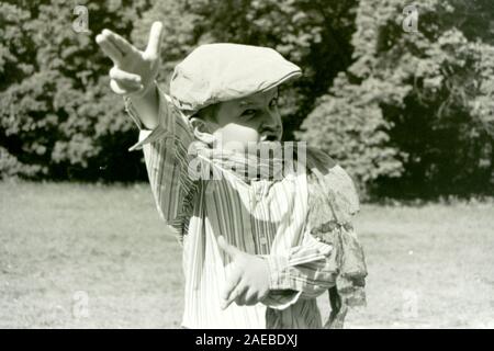 Enfant, garçon habillé comme un peintre français, vintage, noir et blanc numérisation à partir d'un négatif. Caméra analogique boy, portrait Banque D'Images