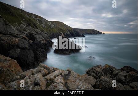 Ogo Dour Cove, sur la côte de Cornouailles Lézard Banque D'Images