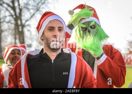 Brockwell Park, London, UK, 08 déc 2019. Le Grincheux va courir. Autour de 3000 coureurs Santa habillé en père Noël inscrivez-vous à la conférence annuelle 2019 de Londres Santa Dash. Cette année, les 5k et 10k ont été visités pour les coureurs de tous âges mène à travers Brockwell Park, Londres du sud. Le Santa Dash soulève d'argent à donner aux enfants gravement malades à l'hôpital Great Ormond Street (Gosh) la chance d'un avenir meilleur. Banque D'Images