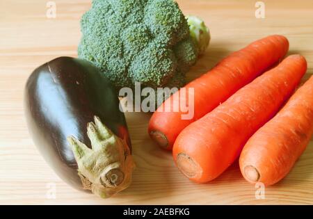 Légumes frais Gros plan sur une table en bois Banque D'Images