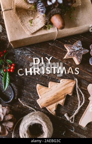 Lettres de Noël bricolage sur fond de bois Banque D'Images