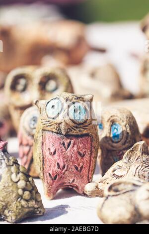 Gomel, Bélarus - 30 juillet 2017 : chouette en céramique souvenir folklorique sur le comptoir d'une boutique touristique Banque D'Images