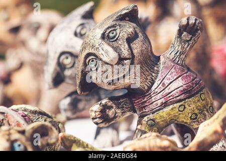 Gomel, Bélarus - 30 juillet 2017 : Funny hobgoblin souvenirs pour touristes figurine céramique Banque D'Images