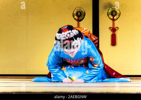 Un interprète de geisha dansant au Yasaka Hall Gion Corner, Kyoto, Japon Banque D'Images