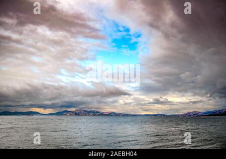Ciel spectaculaire au-dessus de Pachi, un village de pêcheurs dans le golfe Saronique, Grèce Banque D'Images