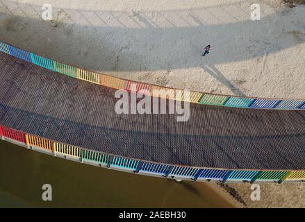 Hefei. 8e déc, 2019. Photo aérienne prise le 8 décembre 2019, montre un enfant bénéficiant de l'air frais à un site touristique à Hefei, Chine de l'est l'Anhui Province. Credit : Zhang Duan/Xinhua/Alamy Live News Banque D'Images