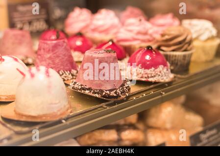 Présenter avec des bonbons. Des gâteaux, des pâtisseries, des biscuits. La confiserie avec une variété de muffins, crème brûlée, fruits et galettes de fruits. Banque D'Images