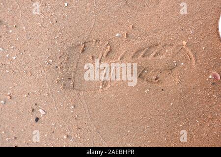 De belles marques de chaussures sur le sable Banque D'Images