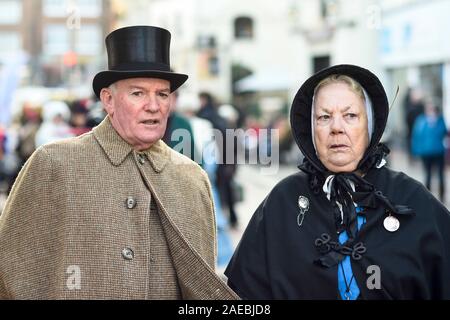 Rochester, au Royaume-Uni. 8 décembre 2019. Les participants prennent part à l'assemblée annuelle de Noël de Dickens Festival à Rochester. La ville de Kent est donné une demeure victorienne makeover pour célébrer la vie de l'écrivain Charles Dickens (qui a passé une grande partie de sa vie), avec le thème victorien animations de rue, des défilés costumés et un marché de Noël. Crédit : Stephen Chung / Alamy Live News Banque D'Images