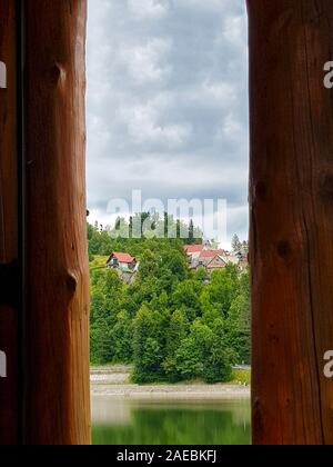 Fuzine est une destination touristique en Croatie. Le village est situé autour d'un grand lac. Situé dans la partie montagneuse de la Croatie. Banque D'Images