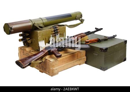 Fort de l'Armée de munitions avec AK47 et des munitions de fusil isolés. Texte sur boîte de munitions en russe - type cartouche et le calibre avec un numéro de lot. Banque D'Images
