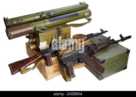Fort de l'Armée de munitions avec AK47 et des munitions de fusil isolés. Texte sur boîte de munitions en russe - type cartouche et le calibre avec un numéro de lot. Banque D'Images